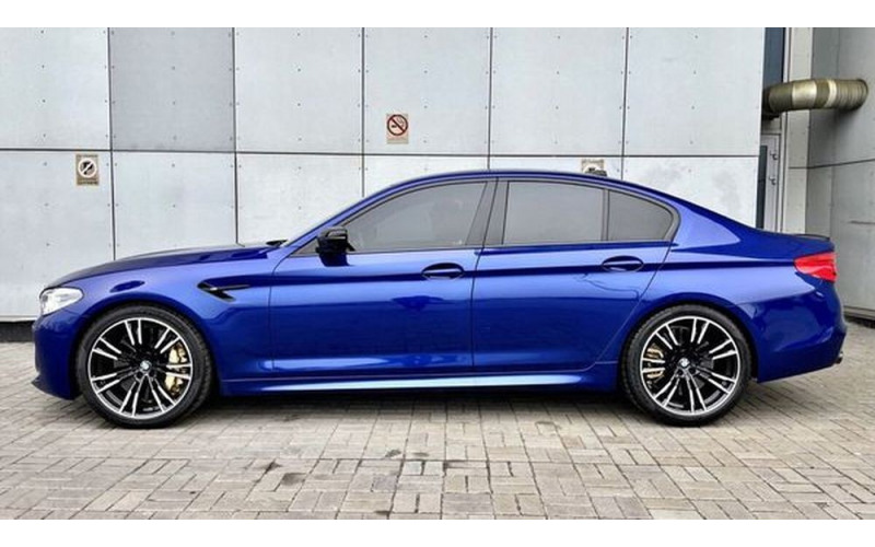 193 BMW M5 F90 Competition синий спорткар без водителя Akaw