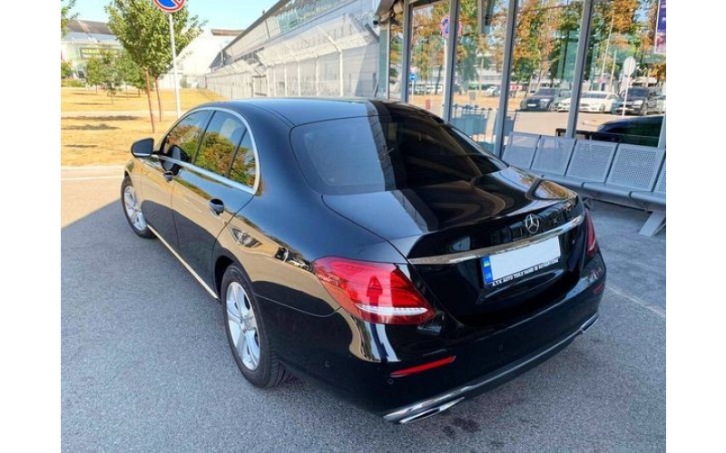 105 Mercedes W213 E класса черный на свадьбу VygO