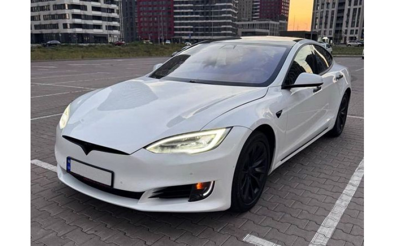 168 Электрокар Tesla Model S белая без водителя ZEWd
