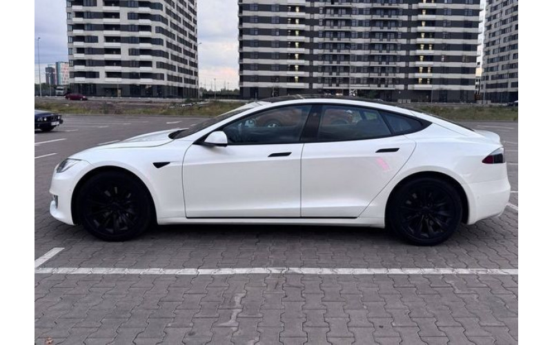 168 Электрокар Tesla Model S белая без водителя ZEWd