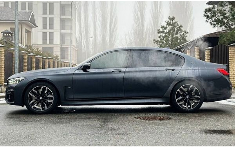 353 Авто BMW M760 LI без водителя qZOV
