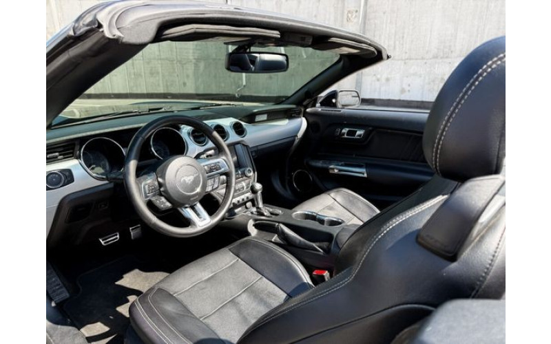 365 Кабриолет Ford Mustang GT черный без водителя yP8D