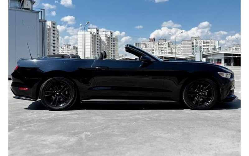 365 Кабриолет Ford Mustang GT черный без водителя yP8D
