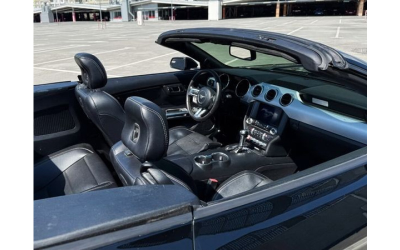 365 Кабриолет Ford Mustang GT черный без водителя yP8D